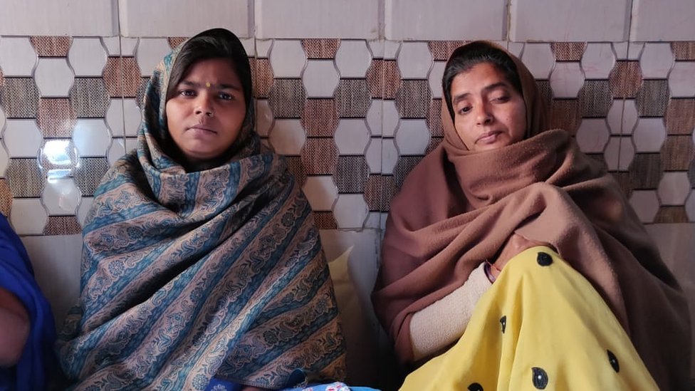 दायीं तरफ़ संजना की ताई और बायीं तरफ़ संजना की मां बैठी हैं. दायीं तरफ़ संजना की ताई और बायीं तरफ़ संजना की मां बैठी हैं.
