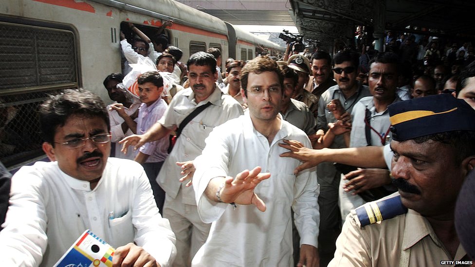 मुंबई में रेलवे प्लेटफॉर्म पर राहुल गांधी मुंबई में रेलवे प्लेटफॉर्म पर राहुल गांधी