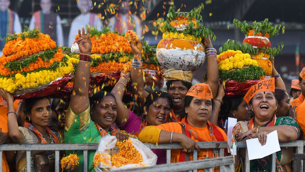 हैदराबाद में बीजेपी समर्थक महिलाएं हैदराबाद में बीजेपी समर्थक महिलाएं