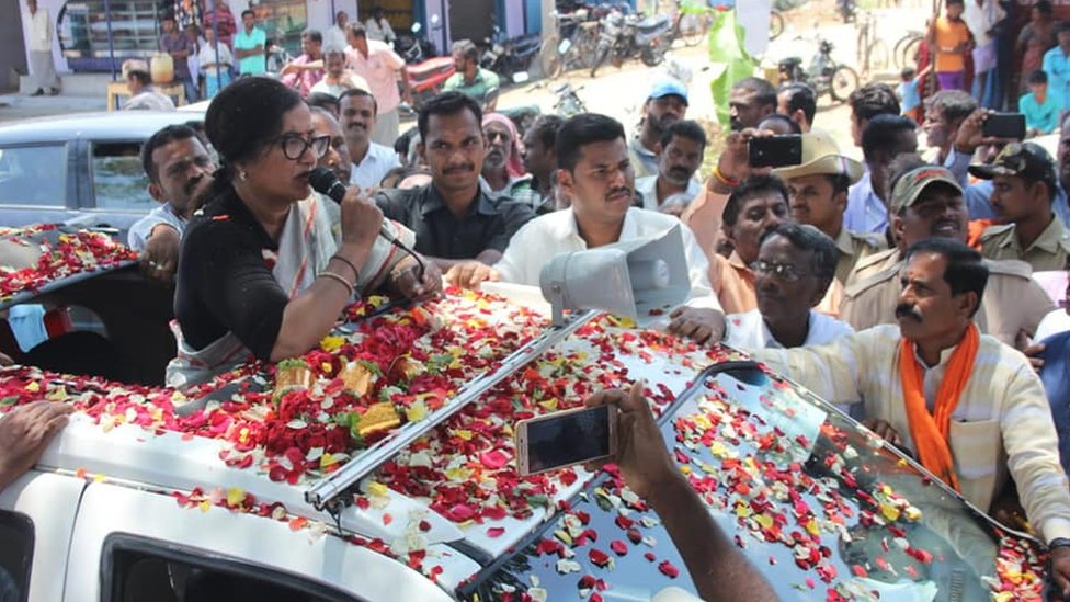 कर्नाटकः मंड्या के चुनावी मैदान में सुमलता को मोदी का सहारा कर्नाटकः मंड्या के चुनावी मैदान में सुमलता को मोदी का सहारा