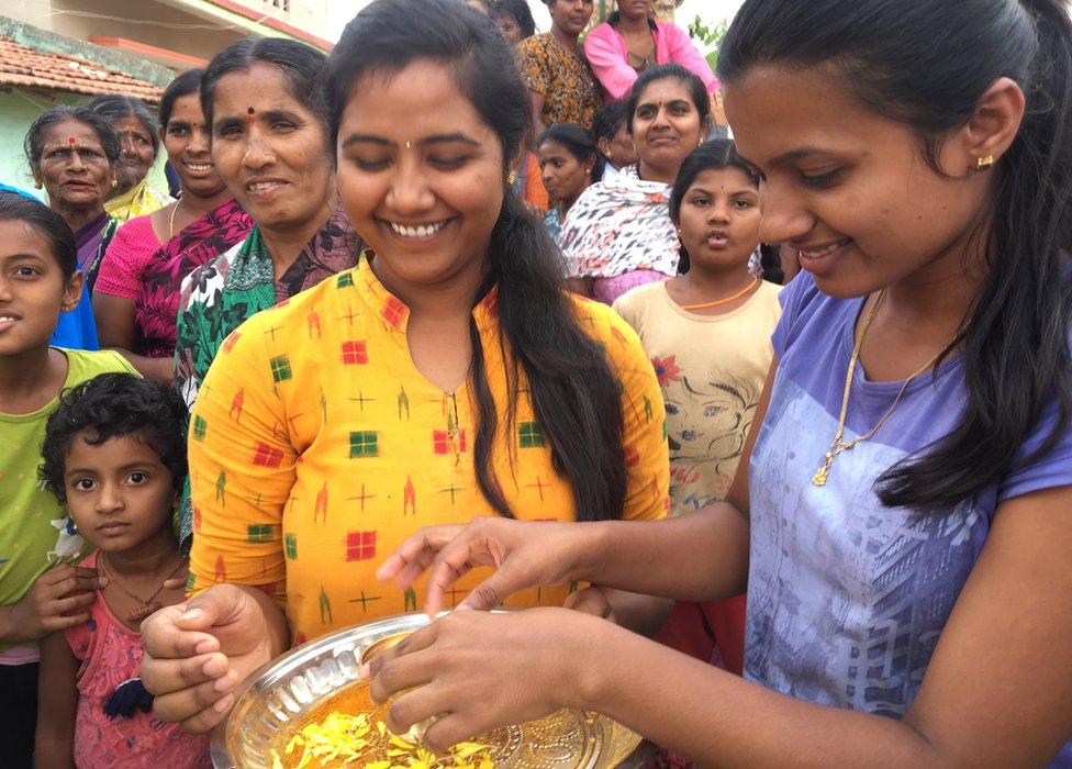 कर्नाटकः मंड्या के चुनावी मैदान में सुमलता को मोदी का सहारा कर्नाटकः मंड्या के चुनावी मैदान में सुमलता को मोदी का सहारा