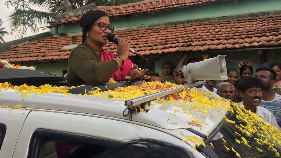 कर्नाटकः मंड्या के चुनावी मैदान में सुमलता को मोदी का सहारा कर्नाटकः मंड्या के चुनावी मैदान में सुमलता को मोदी का सहारा