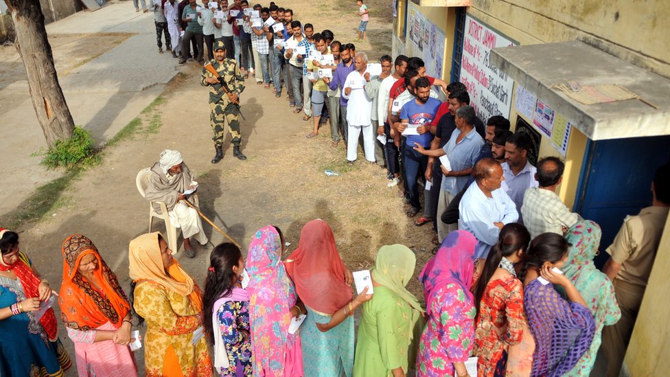 उत्तर प्रदेश के एक इलाके में वोट डालते लोग उत्तर प्रदेश के एक इलाके में वोट डालते लोग