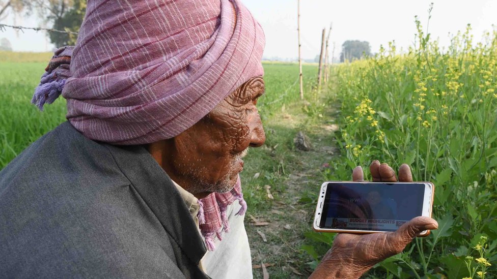 भारत में बीते कुछ सालों में स्मार्टफ़ोन का इस्तेमाल तेज़ी से बढ़ा है. भारत में बीते कुछ सालों में स्मार्टफ़ोन का इस्तेमाल तेज़ी से बढ़ा है.
