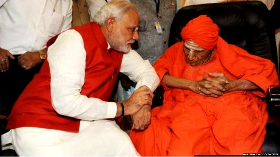 लिंगायत गुरु के साथ नरेंद्र मोदी लिंगायत गुरु के साथ नरेंद्र मोदी