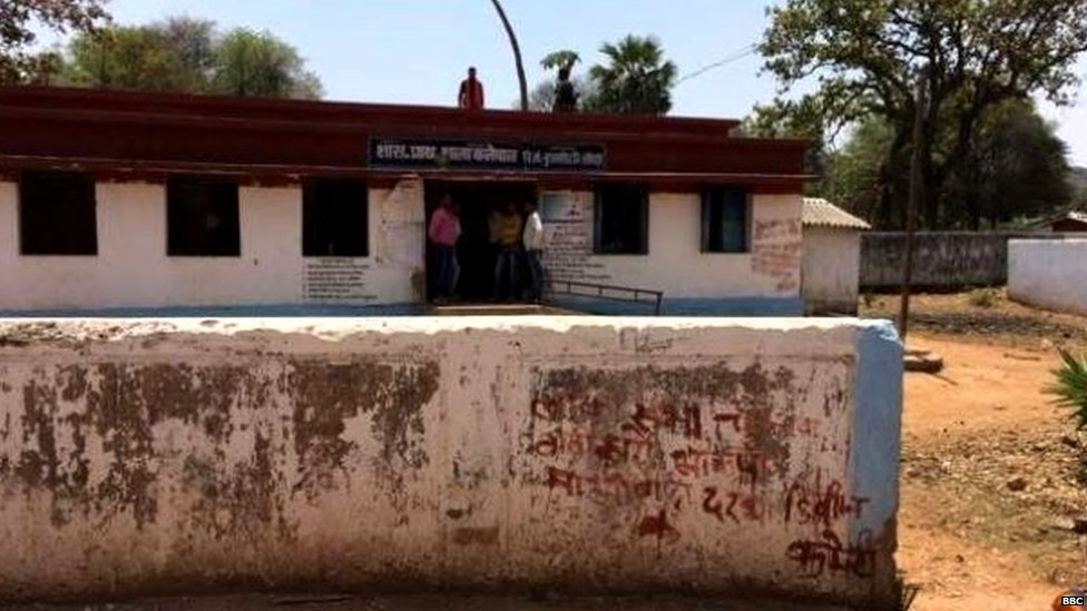 छत्तीसढ़ में एक पोलिंग बूथ छत्तीसढ़ में एक पोलिंग बूथ