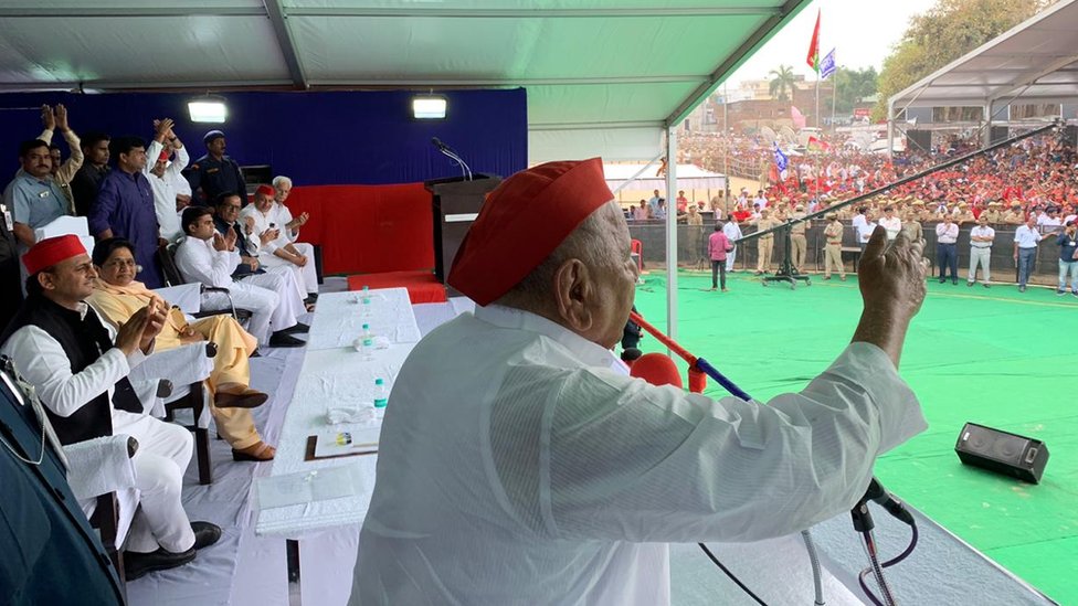 मैनपुरी रैली: दल और दिल मिलने के बावजूद राजनीतिक हैसियत की मापतौल होती रही मैनपुरी रैली: दल और दिल मिलने के बावजूद राजनीतिक हैसियत की मापतौल होती रही