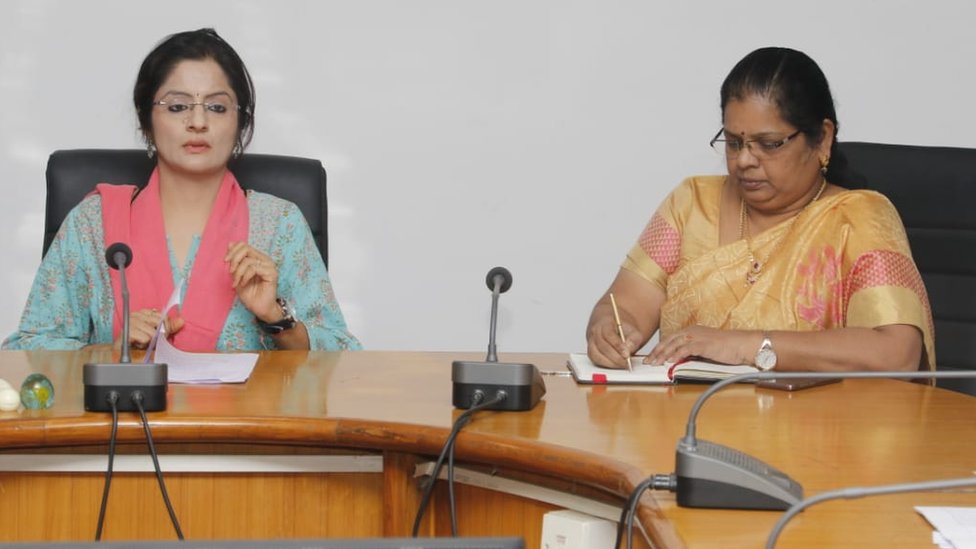 छवि भारद्वाज (बाएं) चुनाव पर्यवेक्षक वी अमुथ्थावल्ली के साथ छवि भारद्वाज (बाएं) चुनाव पर्यवेक्षक वी अमुथ्थावल्ली के साथ