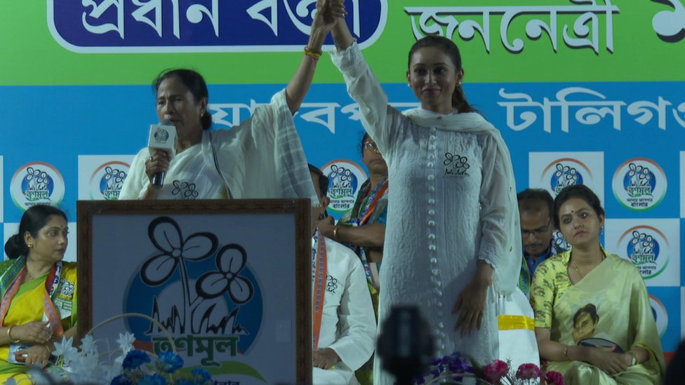 मिमि चक्रबर्ती के साथ ममता बनर्जी मिमि चक्रबर्ती के साथ ममता बनर्जी