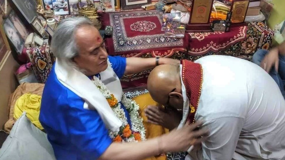 छन्नूलाल मिश्र से आशीर्वाद लेते कांग्रेस प्रत्याशी अजय राय छन्नूलाल मिश्र से आशीर्वाद लेते कांग्रेस प्रत्याशी अजय राय