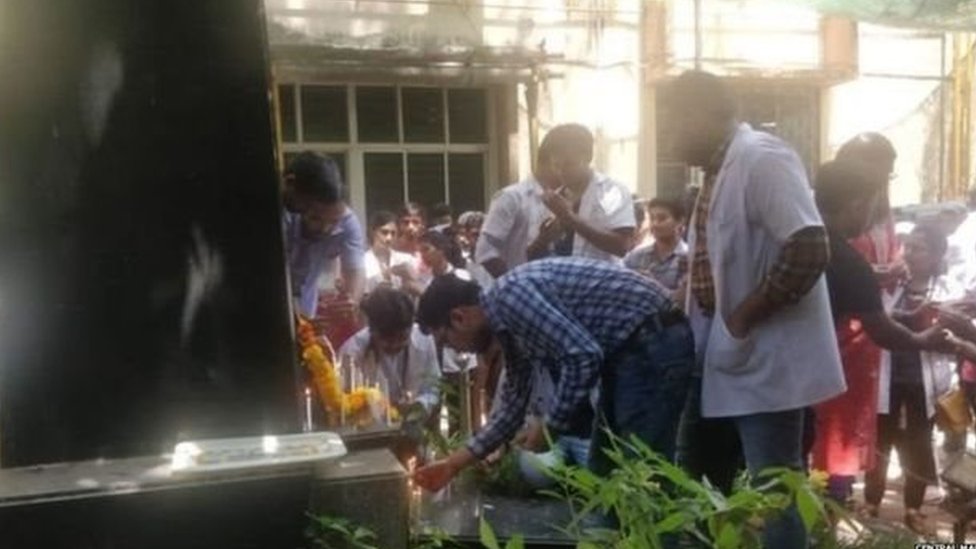 पायल तडवी को श्रद्धांजलि देते साथी डॉक्टर पायल तडवी को श्रद्धांजलि देते साथी डॉक्टर