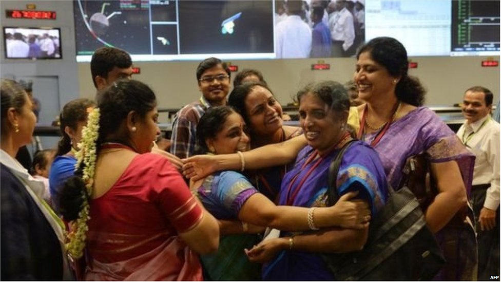 इसरो में मंगल अभियान की खुशी मनाता महिला स्टाफ इसरो में मंगल अभियान की खुशी मनाता महिला स्टाफ