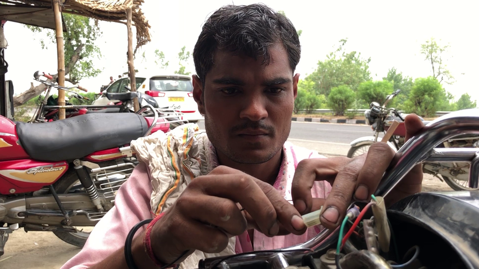 गाड़ी सही करता हुआ एक मैकेनिक गाड़ी सही करता हुआ एक मैकेनिक
