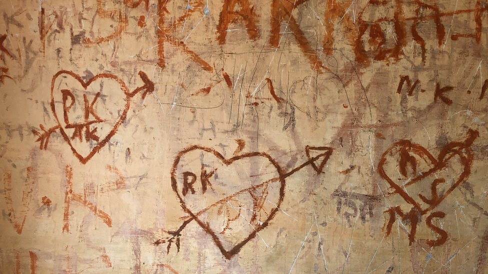 मंदिर की दीवारें मंदिर की दीवारें