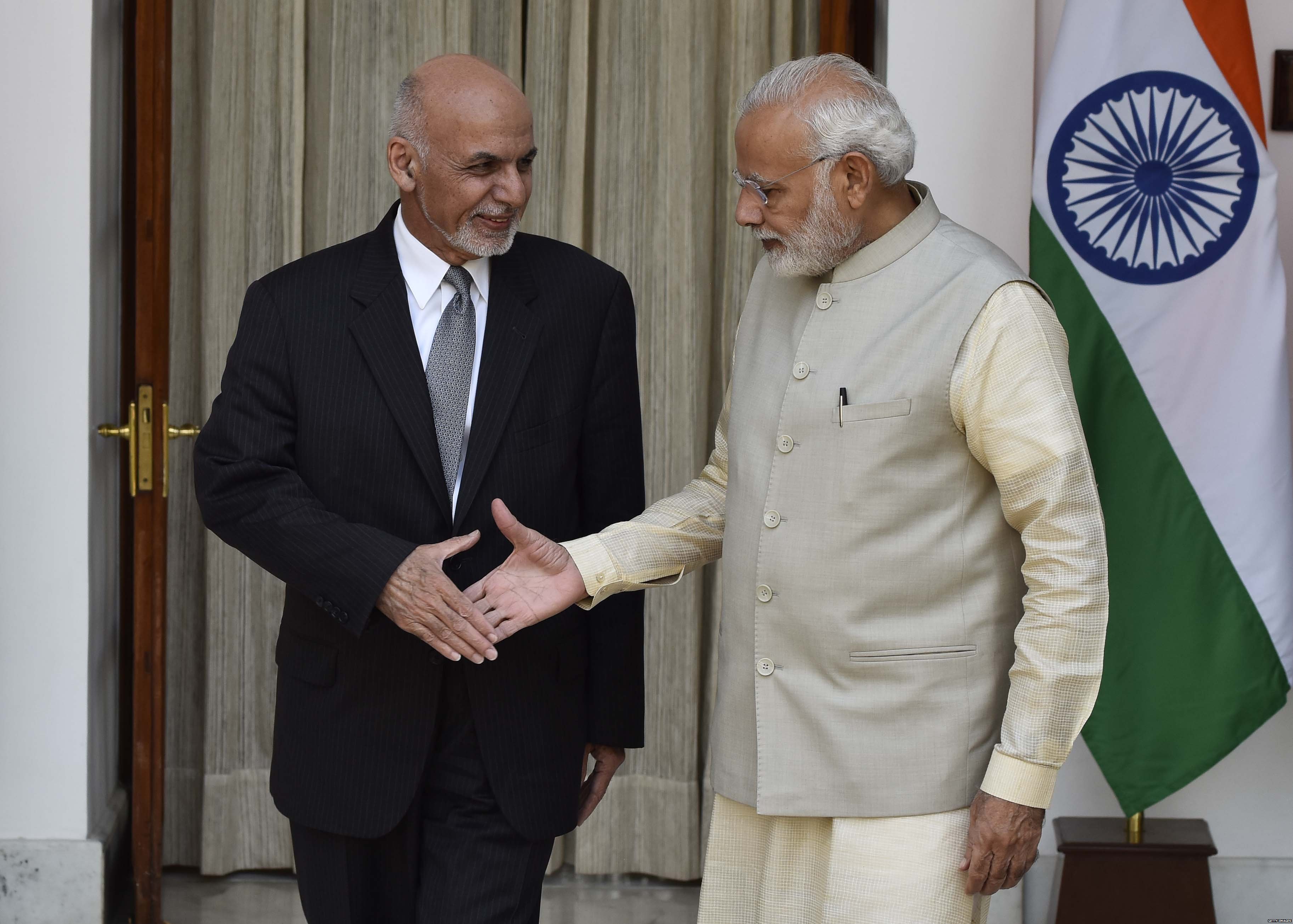 अशरफ़ गनी के साथ नरेंद्र मोदी अशरफ़ गनी के साथ नरेंद्र मोदी