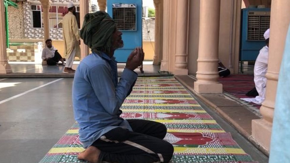 यूपीः इमाम पर हमला, दाढ़ी खींचने, जय श्री राम का नारा लगवाने के आरोप यूपीः इमाम पर हमला, दाढ़ी खींचने, जय श्री राम का नारा लगवाने के आरोप