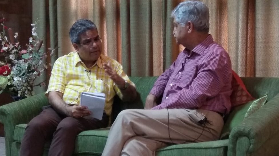 कारगिल वॉर के दौरान थलसेना अध्यक्ष रहे जनरल वेद प्रकाश मलिक से बात करते हुए रेहान फ़ज़ल कारगिल वॉर के दौरान थलसेना अध्यक्ष रहे जनरल वेद प्रकाश मलिक से बात करते हुए रेहान फ़ज़ल