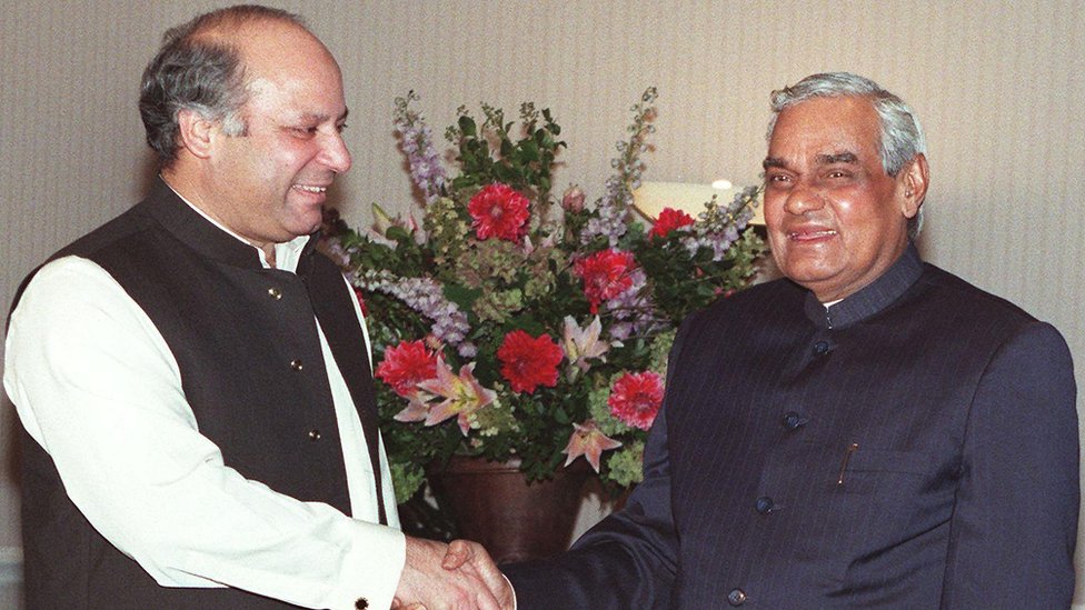नवाज़ शरीफ़ और अटल बिहारी वाजपेयी नवाज़ शरीफ़ और अटल बिहारी वाजपेयी