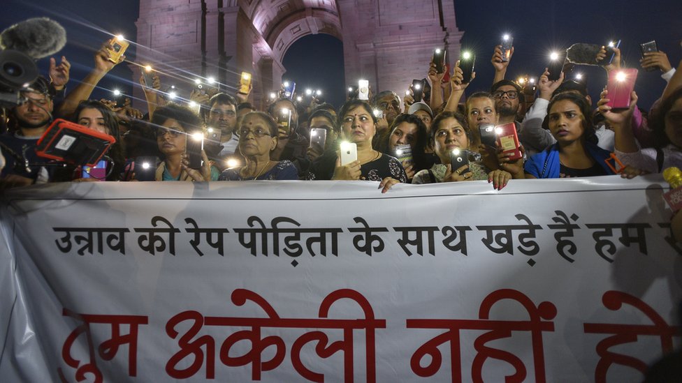दिल्ली में उन्नाव पीड़िता के लिए सोमवार रात लोगों ने निकाला मार्च दिल्ली में उन्नाव पीड़िता के लिए सोमवार रात लोगों ने निकाला मार्च