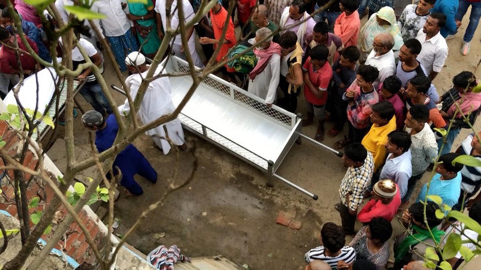 सोशल मीडिया पर कुछ लोगों ने दावा किया है कि ख़ालिक़ के शव को घर लाने के लिए उसके अब्बू को प्रशासन ने एम्बुलेंस भी मुहैया नहीं कराई. जबकि पुलिस की एक टीम इस एम्बुलेंस में ख़ालिक़ के शव को लेकर उनके घर पहुँची थी सोशल मीडिया पर कुछ लोगों ने दावा किया है कि ख़ालिक़ के शव को घर लाने के लिए उसके अब्बू को प्रशासन ने एम्बुलेंस भी मुहैया नहीं कराई. जबकि पुलिस की एक टीम इस एम्बुलेंस में ख़ालिक़ के शव को लेकर उनके घर पहुँची थी
