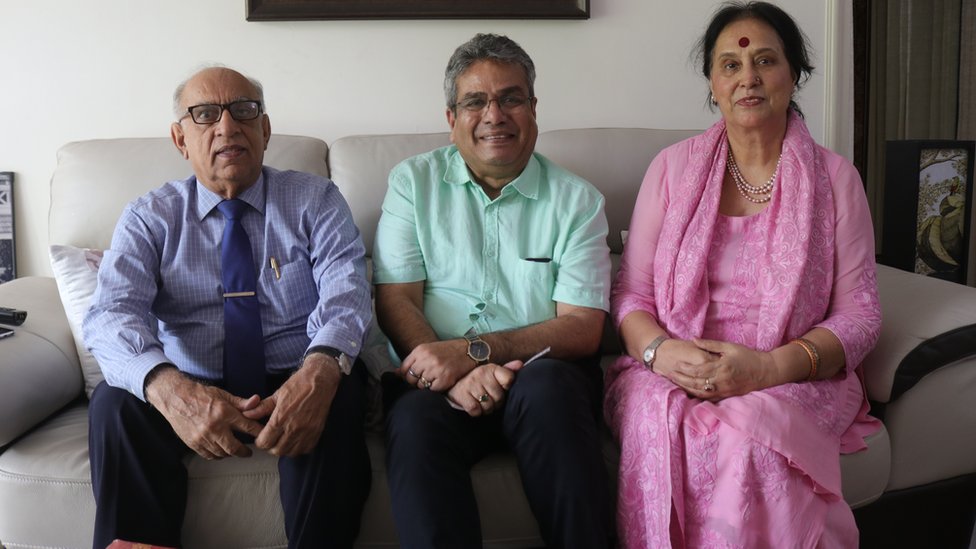 लेफ़्टिनेंट विजयंत थापर के माता-पिता के साथ रेहान फ़ज़ल लेफ़्टिनेंट विजयंत थापर के माता-पिता के साथ रेहान फ़ज़ल