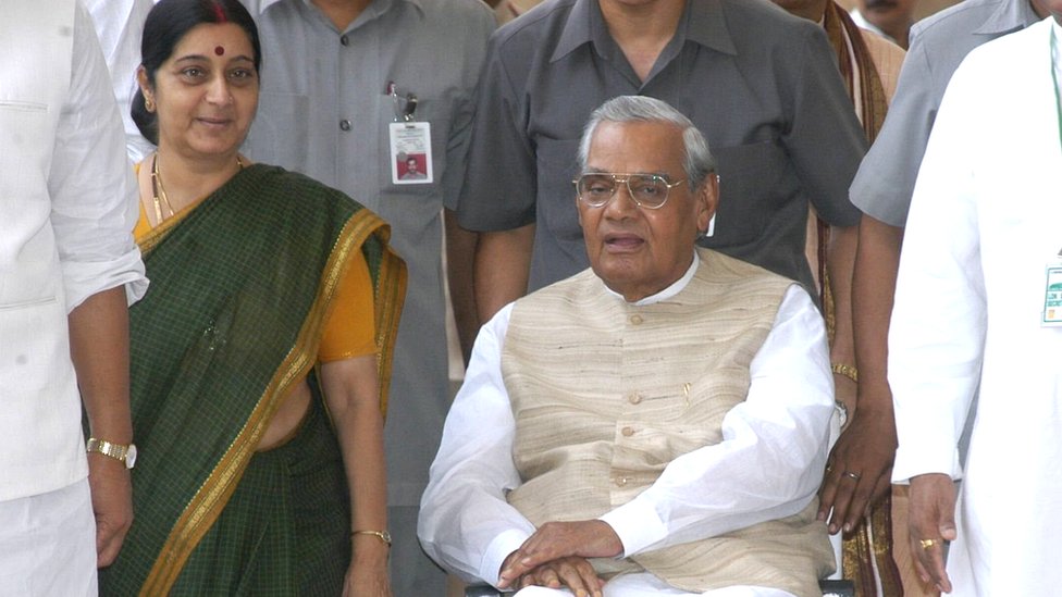 अटल बिहारी वाजपेयी के साथ सुषमा स्वराज अटल बिहारी वाजपेयी के साथ सुषमा स्वराज