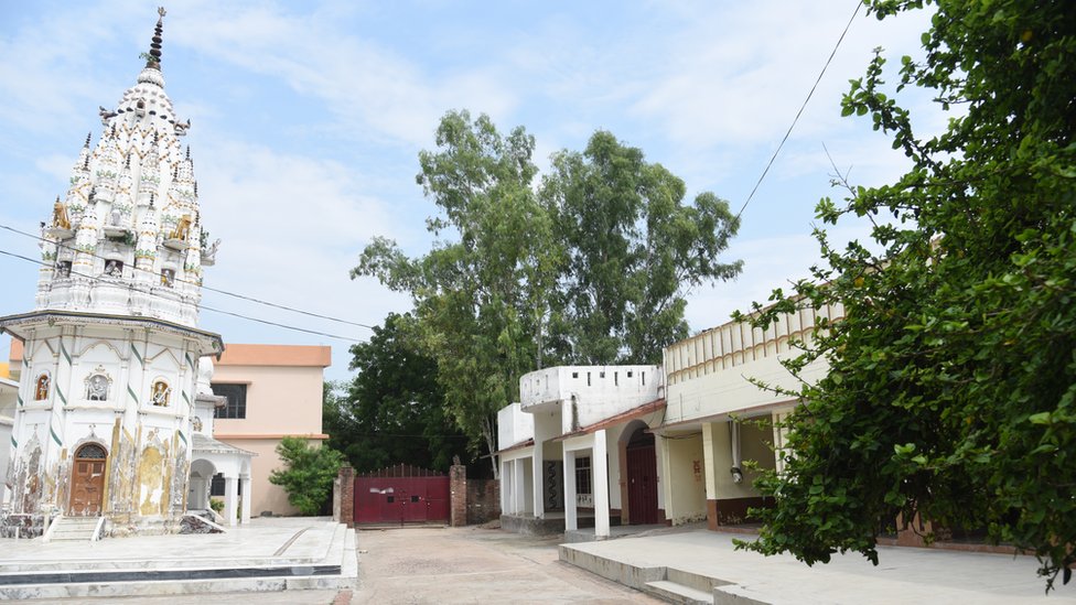 विधायक सेंगर ने गांव में मंदिर और स्कूल भी बनवाया है विधायक सेंगर ने गांव में मंदिर और स्कूल भी बनवाया है