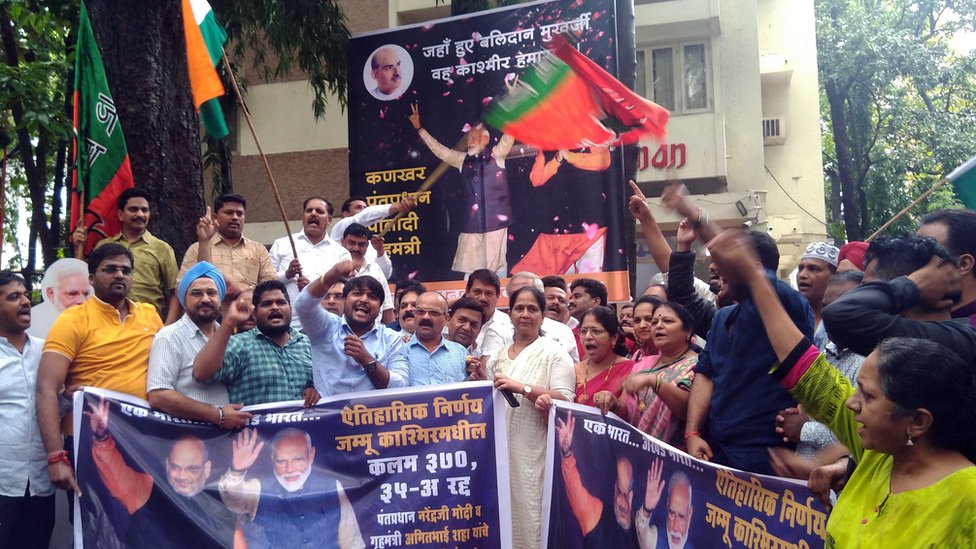 अनुच्छेद 370 के कुछ प्रावधानों को हटाए जाने का जश्न मनाते भाजपा समर्थक अनुच्छेद 370 के कुछ प्रावधानों को हटाए जाने का जश्न मनाते भाजपा समर्थक