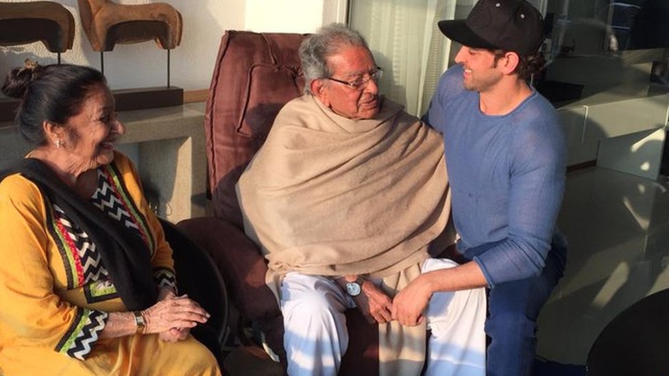 फ़िल्म अभिनेता ऋतिक रोशन अपने नाना जे ओमप्रकाश के साथ फ़िल्म अभिनेता ऋतिक रोशन अपने नाना जे ओमप्रकाश के साथ