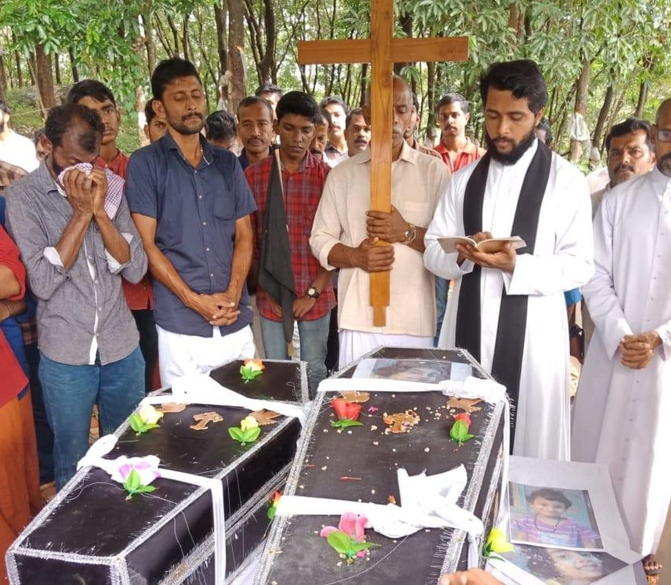 बच्चियों के अंतिम संस्कार में हिस्सा लेते लोग बच्चियों के अंतिम संस्कार में हिस्सा लेते लोग