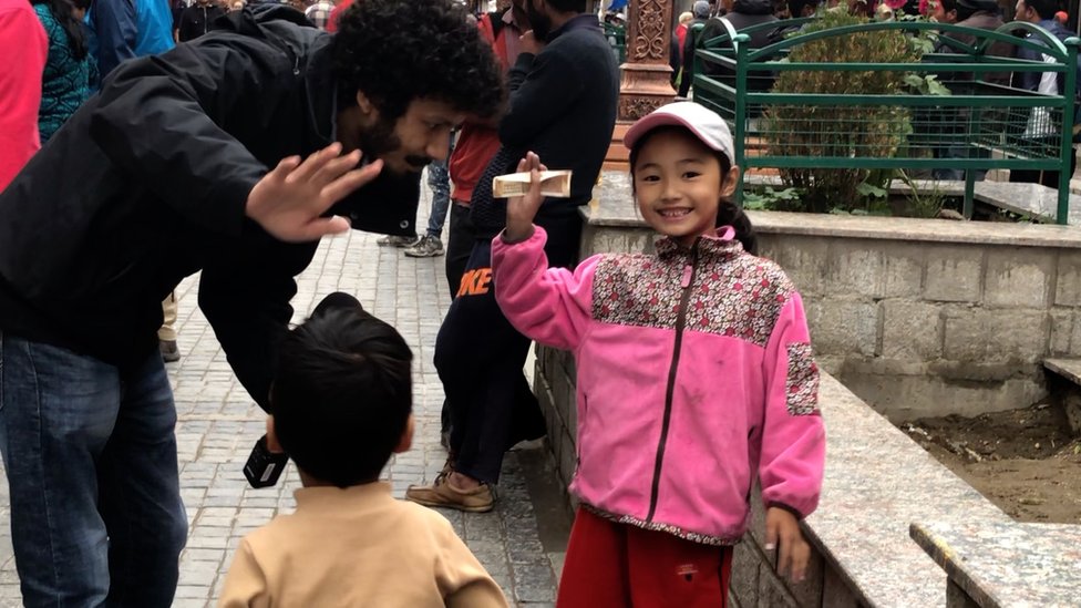 लेह बाज़ार में स्थानीय बच्चों के साथ बीबीसी संवाददाता लेह बाज़ार में स्थानीय बच्चों के साथ बीबीसी संवाददाता