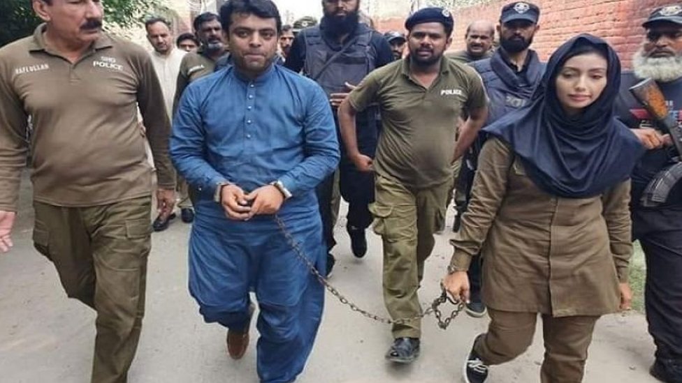 महिला कॉन्सटेबल फ़ैज़ा नवाज़ वकील मुख़्तार को हथकड़ियां पहना कर ले जाते हुए महिला कॉन्सटेबल फ़ैज़ा नवाज़ वकील मुख़्तार को हथकड़ियां पहना कर ले जाते हुए