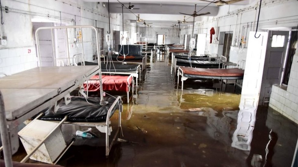 अस्पताल में भरा पानी अस्पताल में भरा पानी