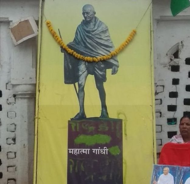 महात्मा गांधी की तस्वीर पर राष्ट्रद्रोही लिख दिया है महात्मा गांधी की तस्वीर पर राष्ट्रद्रोही लिख दिया है