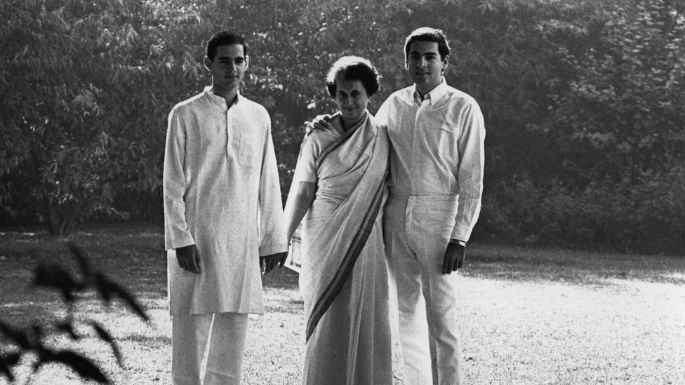 इंदिरा गांधी अपने बेटों राजीव और संजय गांधी के साथ इंदिरा गांधी अपने बेटों राजीव और संजय गांधी के साथ