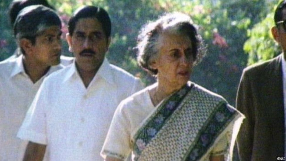 तस्वीर में इंदिरा गांधी के पीछे नज़र आ रहे हैं कांग्रेस नेता आरके धवन. तस्वीर में इंदिरा गांधी के पीछे नज़र आ रहे हैं कांग्रेस नेता आरके धवन.
