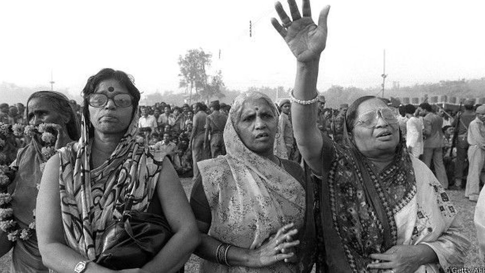 अस्पताल के बाहर लोगों का हुजूम जमा हो चुका था जो बहुत गुस्से में था अस्पताल के बाहर लोगों का हुजूम जमा हो चुका था जो बहुत गुस्से में था