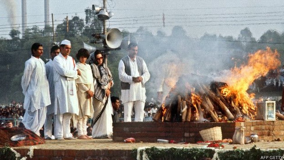 इंदिरा गांधी के अंतिम संस्कार में नज़र आ रहे हैं सोनिया गांधी, प्रियंका गांधी और राजीव गांधी इंदिरा गांधी के अंतिम संस्कार में नज़र आ रहे हैं सोनिया गांधी, प्रियंका गांधी और राजीव गांधी