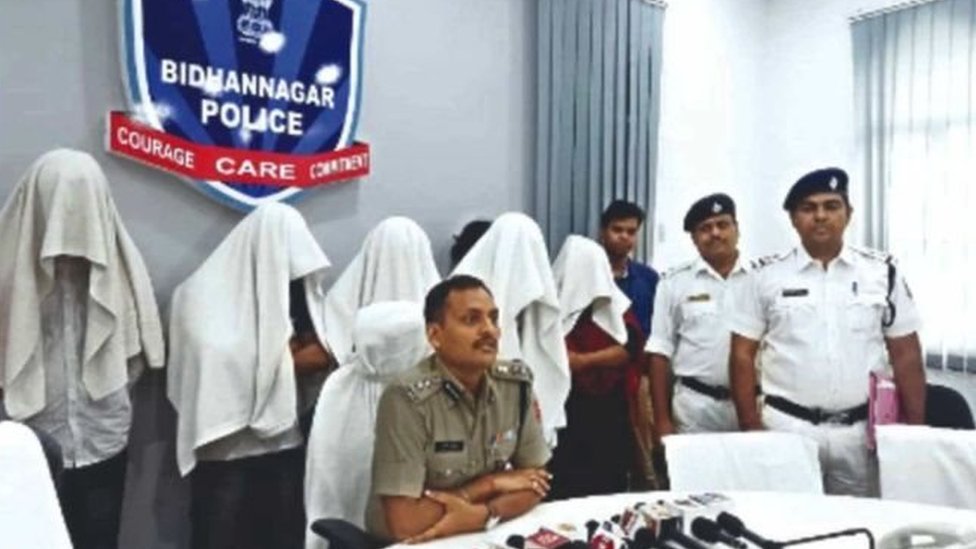 पुलिस की हिरासत में लड़कियां पुलिस की हिरासत में लड़कियां