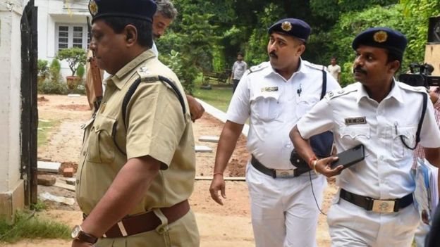 कोलकाता में रेड डालती पुलिस कोलकाता में रेड डालती पुलिस
