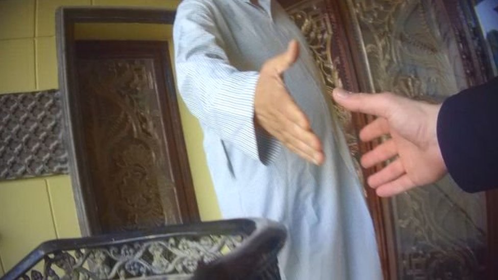 बीबीसी अरबी टीम ने घरेलू सहायकों के बेचने वालों से मुलाक़ात की बीबीसी अरबी टीम ने घरेलू सहायकों के बेचने वालों से मुलाक़ात की