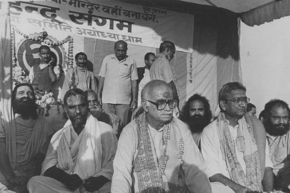 20 नवंबर 1990 को अयोध्या में राम मंदिर निर्माण को लेकर बैठे तत्कालीन बीजेपी अध्यक्ष लालकृष्ण आडवाणी 20 नवंबर 1990 को अयोध्या में राम मंदिर निर्माण को लेकर बैठे तत्कालीन बीजेपी अध्यक्ष लालकृष्ण आडवाणी