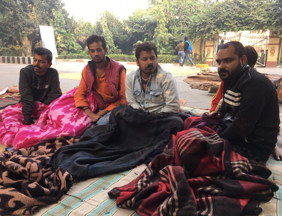 धरने पर बैठे छात्र धरने पर बैठे छात्र