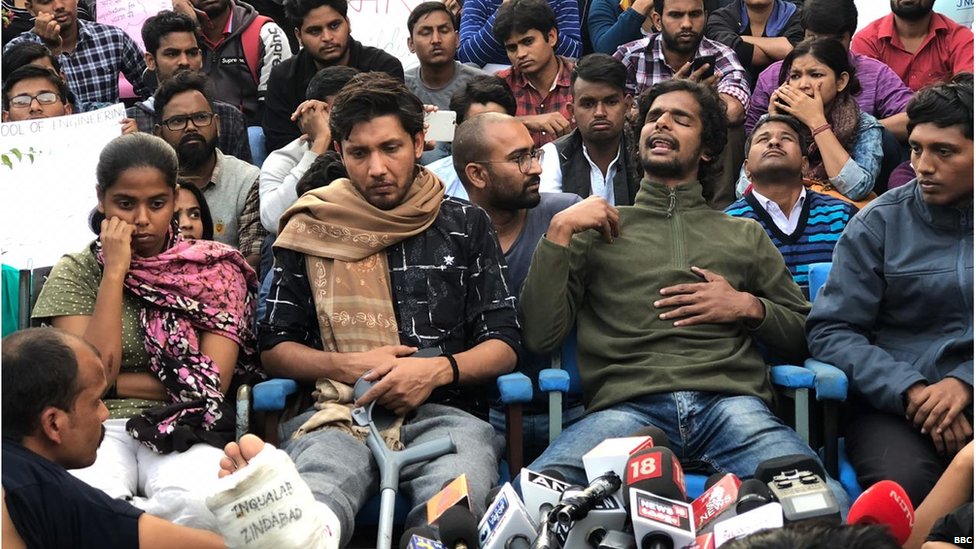 विरोध प्रदर्शन करते छात्र विरोध प्रदर्शन करते छात्र