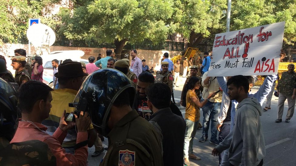 प्रदर्शनकारियों से बात करता मीडिया प्रदर्शनकारियों से बात करता मीडिया