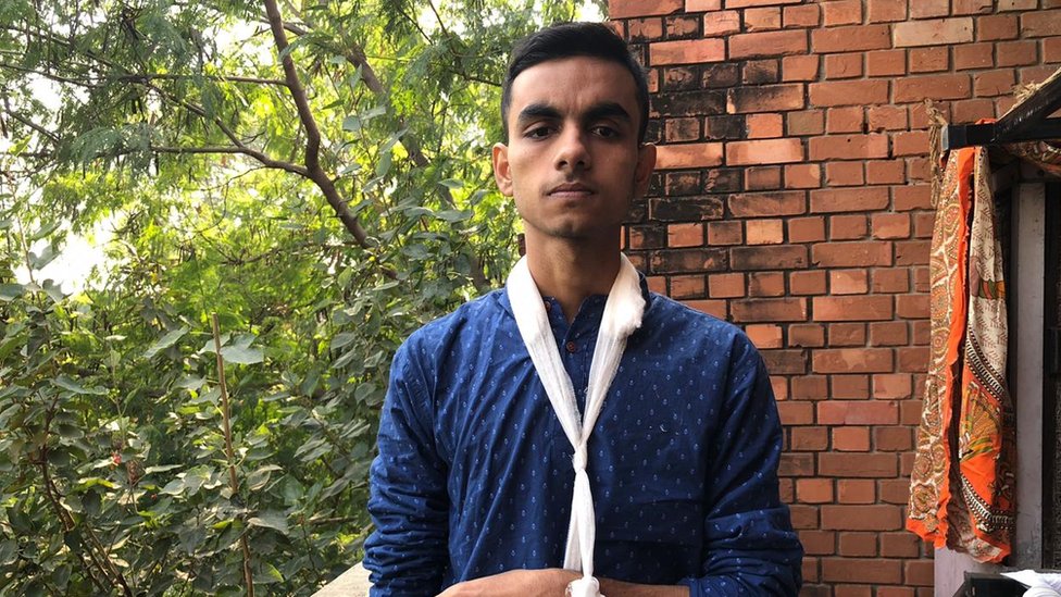 एक घायल छात्र एक घायल छात्र