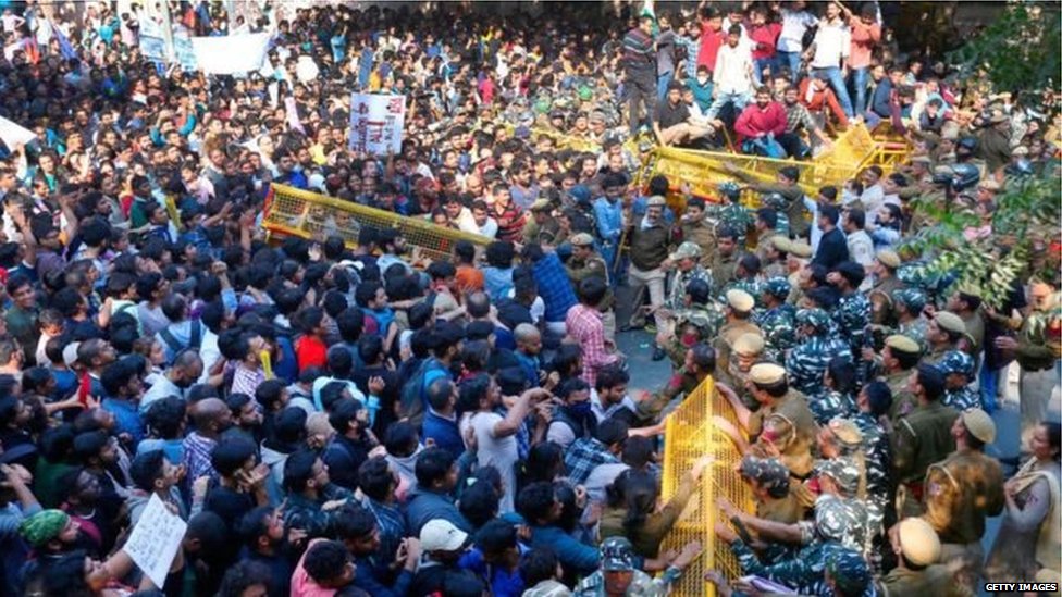 विरोध प्रदर्शन करते छात्र विरोध प्रदर्शन करते छात्र