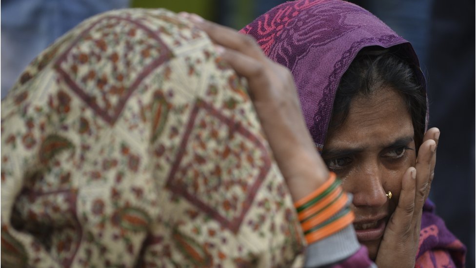 अस्पताल के बाहर अपने परिजनों की तलाश में बिलखती दो महिलाएं अस्पताल के बाहर अपने परिजनों की तलाश में बिलखती दो महिलाएं