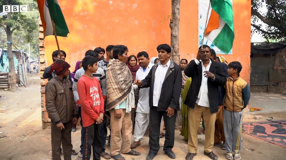 खुशी में ये लोग भारत माता की जय लगा रहे थे खुशी में ये लोग भारत माता की जय लगा रहे थे