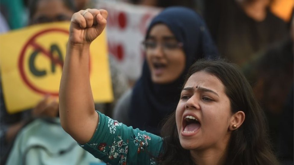 महिला प्रदर्शनकारी महिला प्रदर्शनकारी